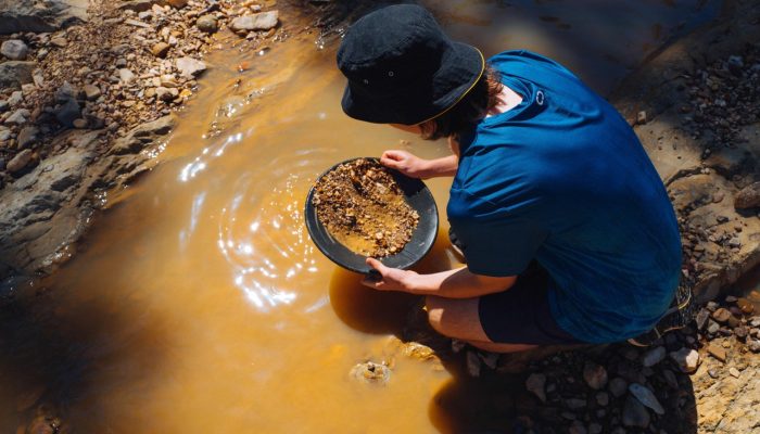 Panning-for-gold-in-the-Bathurst-Goldfields-StayKCC